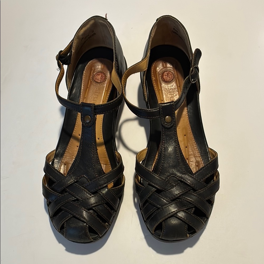 Unstructured by Clarks
Leather fisherman like shoes
Size 7M women’s